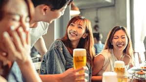 Nằm mơ thấy uống bia là điềm lành hay dữ? Nên đánh con lô bao nhiêu?